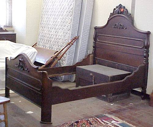 Fullsize Walnut Victorian Bed